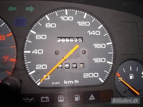 Mazda 626 2.0 SKROTET - tja... har nogen km på bagen... men spinder som en lilla mis...  billede 10