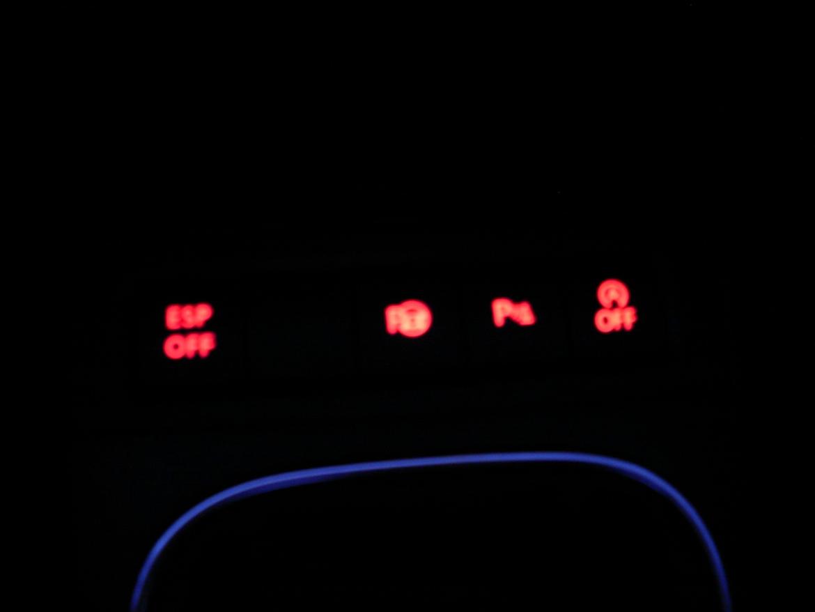 VW Golf VI 1.6TDI Bluemotion Highline #Solgt# - Knapperne du slår Bluemotion-teknologien fra, slår ESP fra samt tænder for parkeringsassistenten hvis du har brug for det. billede 20