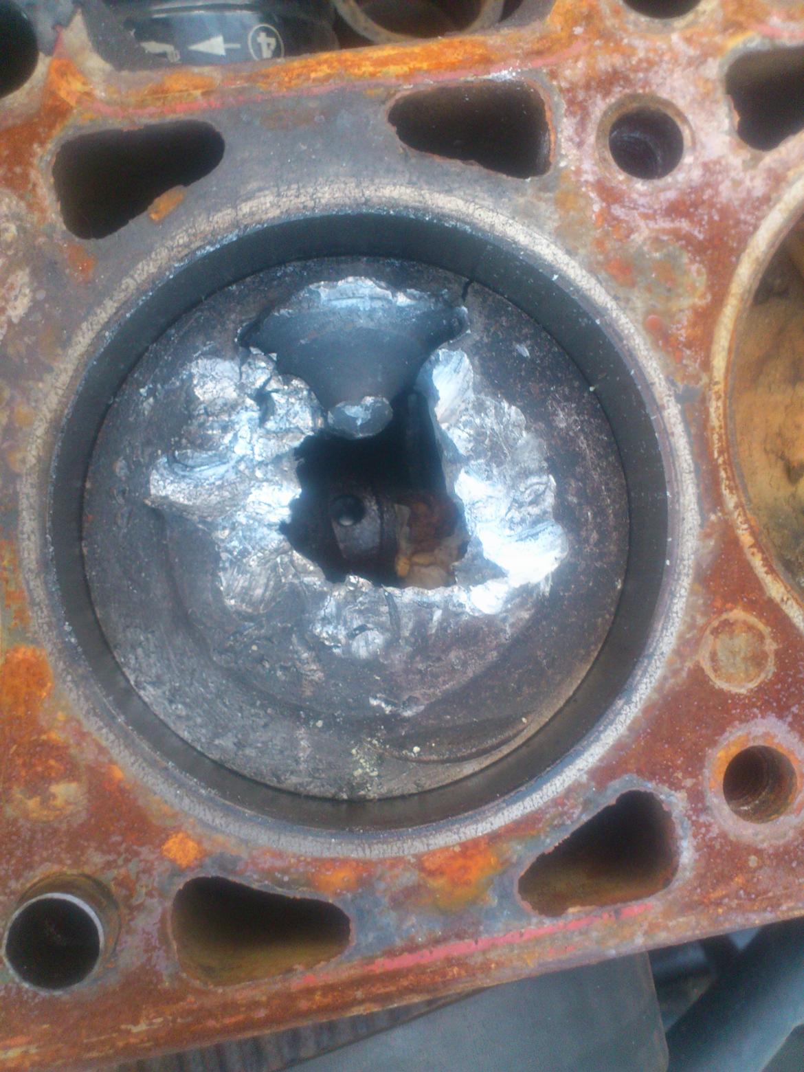 BMW E30 Touring *Street Drifter #3"/Driftmissil - Lige et billede fra den gamle 20'er motor, så forstår jeg godt den gik så pokkers ringe på vej ud af rundkørslen ;)
Og ja, det er en ventil i kan se øverst i stemplet :D billede 20