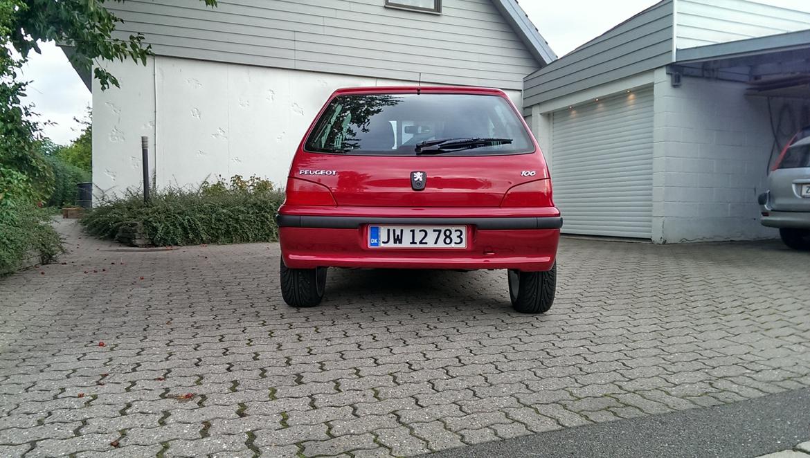 Peugeot 106 1,4 Indepence 3d - Er vild med at baglygternes farve matcher bilens så meget.  billede 9