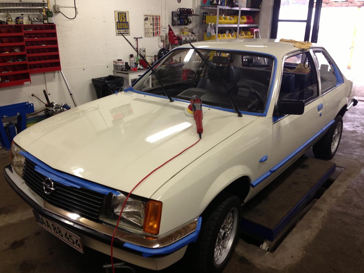 Opel Rekord E1 2dørs - Så skal den shines en tur billede 9