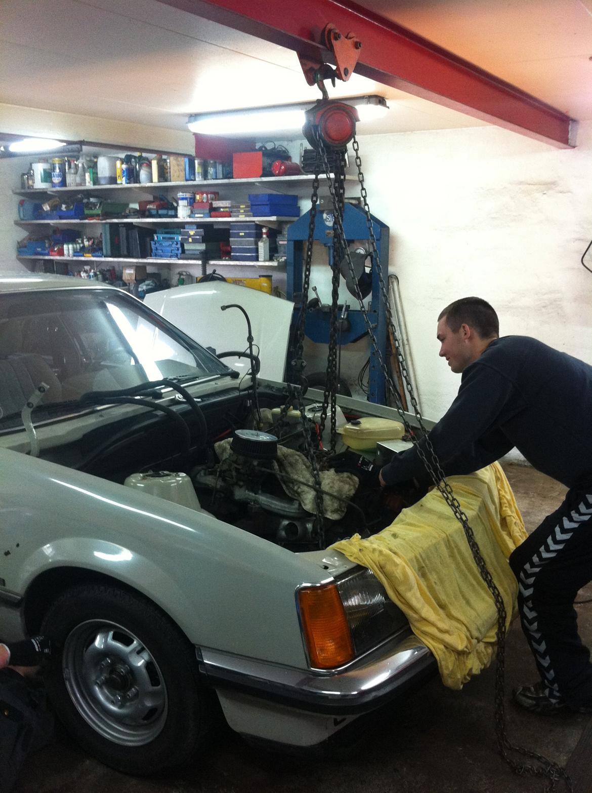 Opel Rekord E1 2dørs - Her piller vi den fine motor ud  billede 12