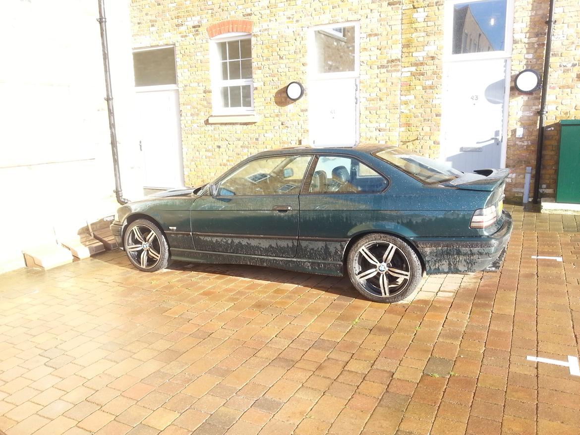 BMW 328i E36 AKA Green Shitskidbox #DØD# - Så fin den er på 19" kebab-ruller... og komplet ubrugelig til alt andet end se smart ud billede 1