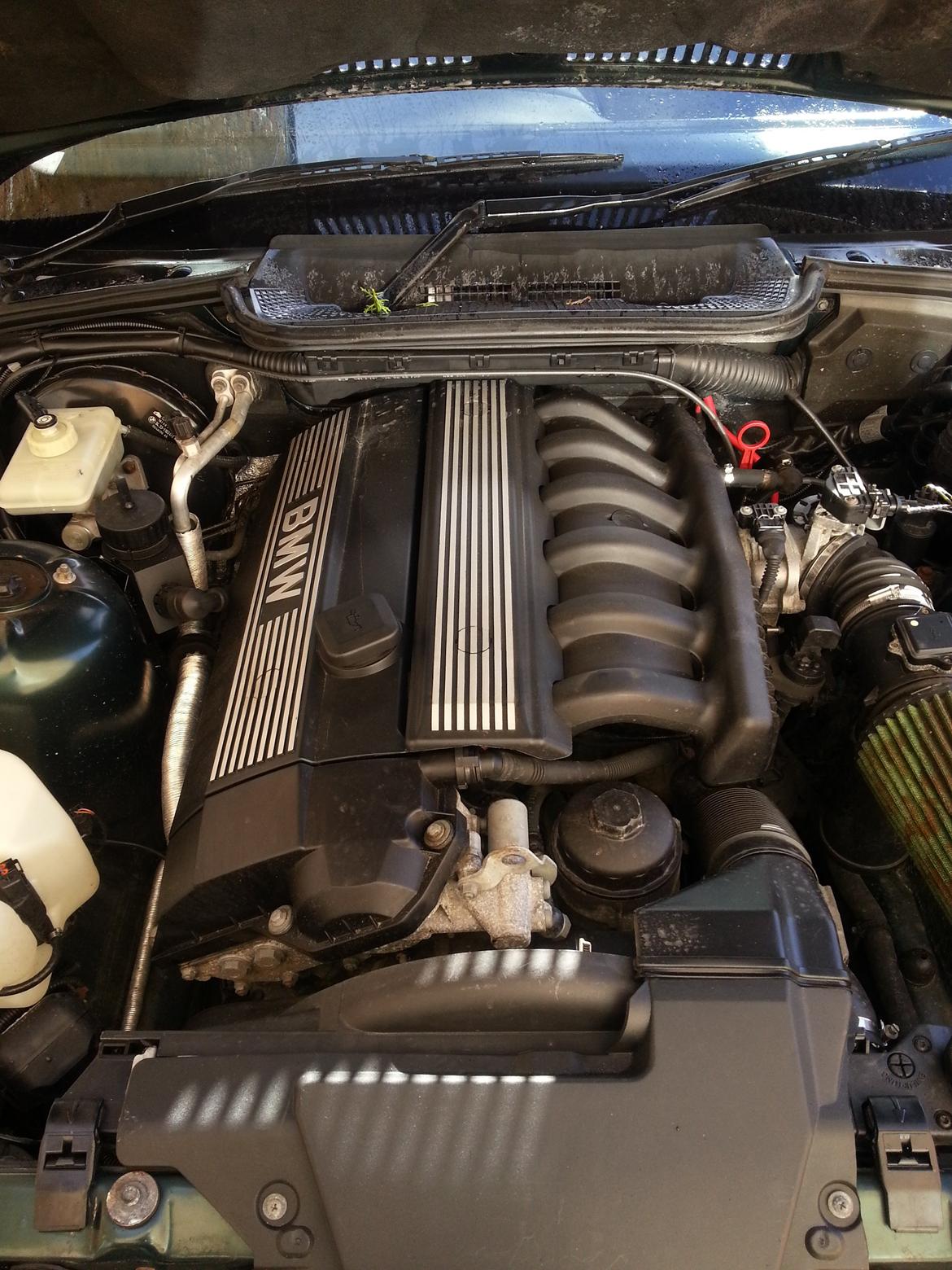 BMW 328i E36 AKA Green Shitskidbox #DØD# - der skulle være plads til 2,8 liter snaps i den statan.. Er nu ikke imponeret, den er ikke hurtig, den er godstog ;P billede 11
