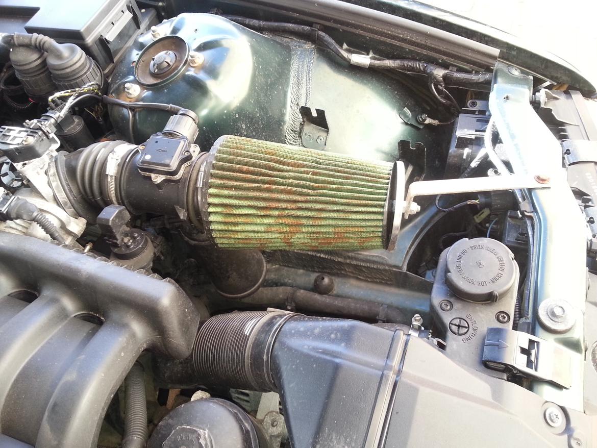 BMW 328i E36 AKA Green Shitskidbox #DØD# - Armystyle er lidt rust på trådnettet, men smider K&N cold induction kit på. billede 12