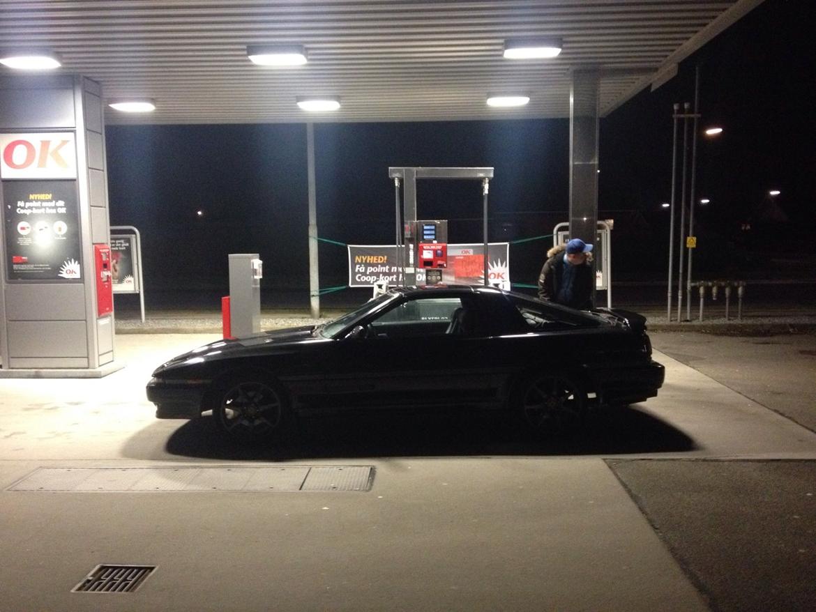 Toyota Supra mk3 Turbo Targa - Den er en anelse tørstig :) billede 9