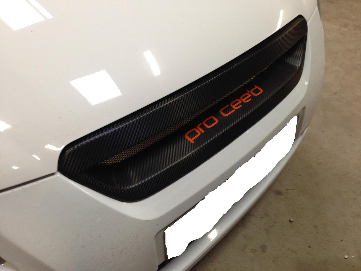 Kia Pro Ceed - Grill med carbon folie og logo billede 37