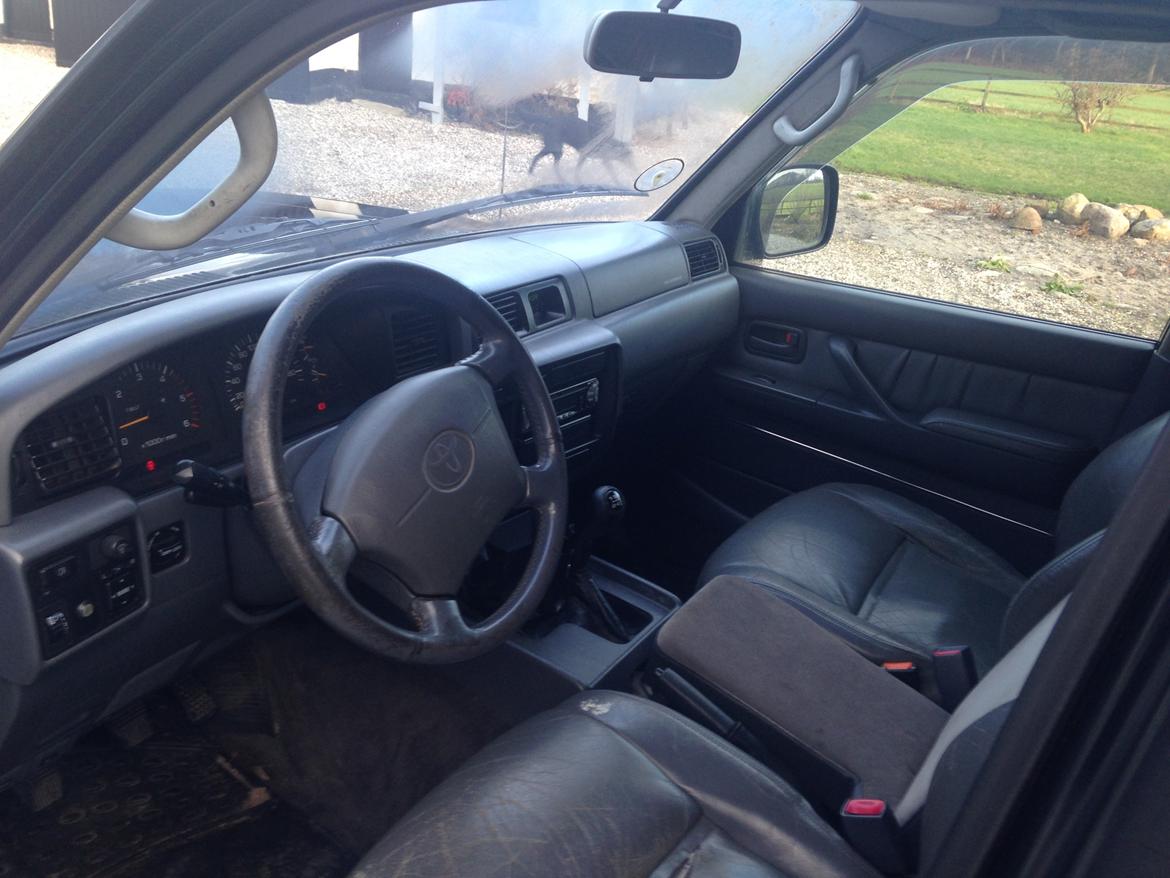 Toyota Landcruiser HDJ 80 VX - Midtersædet er pillet ud og original kadanboks med armlæn er monteret. billede 8