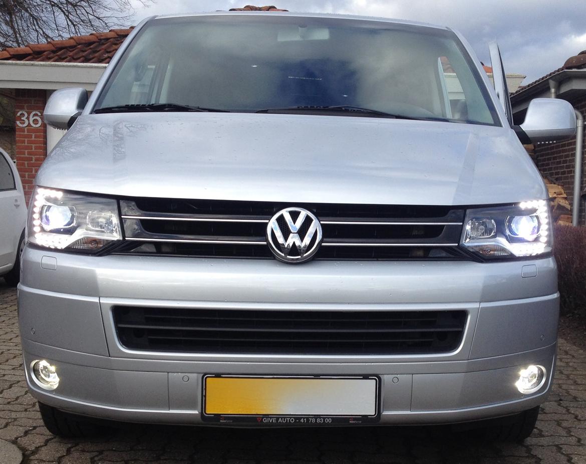 VW Transporter T5 Kombi Lang - Ny front med original bixenon, LED kørelys, samt 28w LED i tågelygter. billede 2