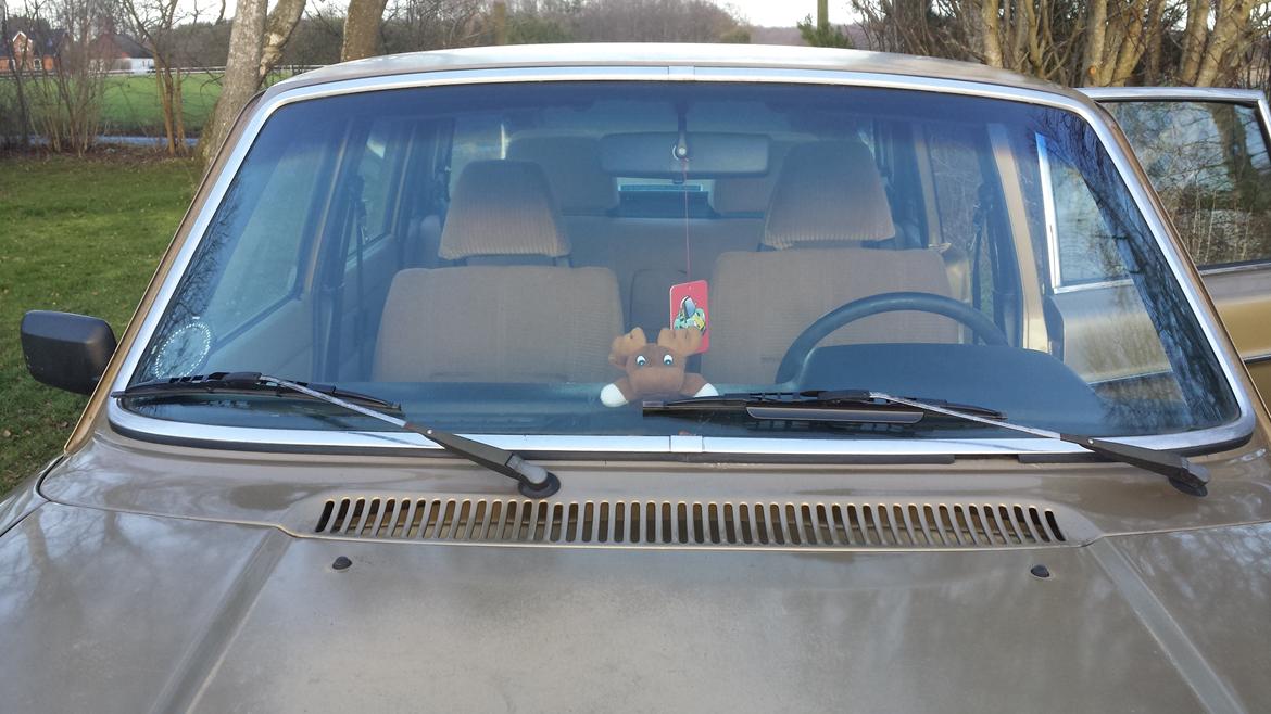 Volvo 240 GLE. - Maskotten. Som selvfølgelig er en elg. holder godt udkig efter andre lækre volvoer:-) billede 15
