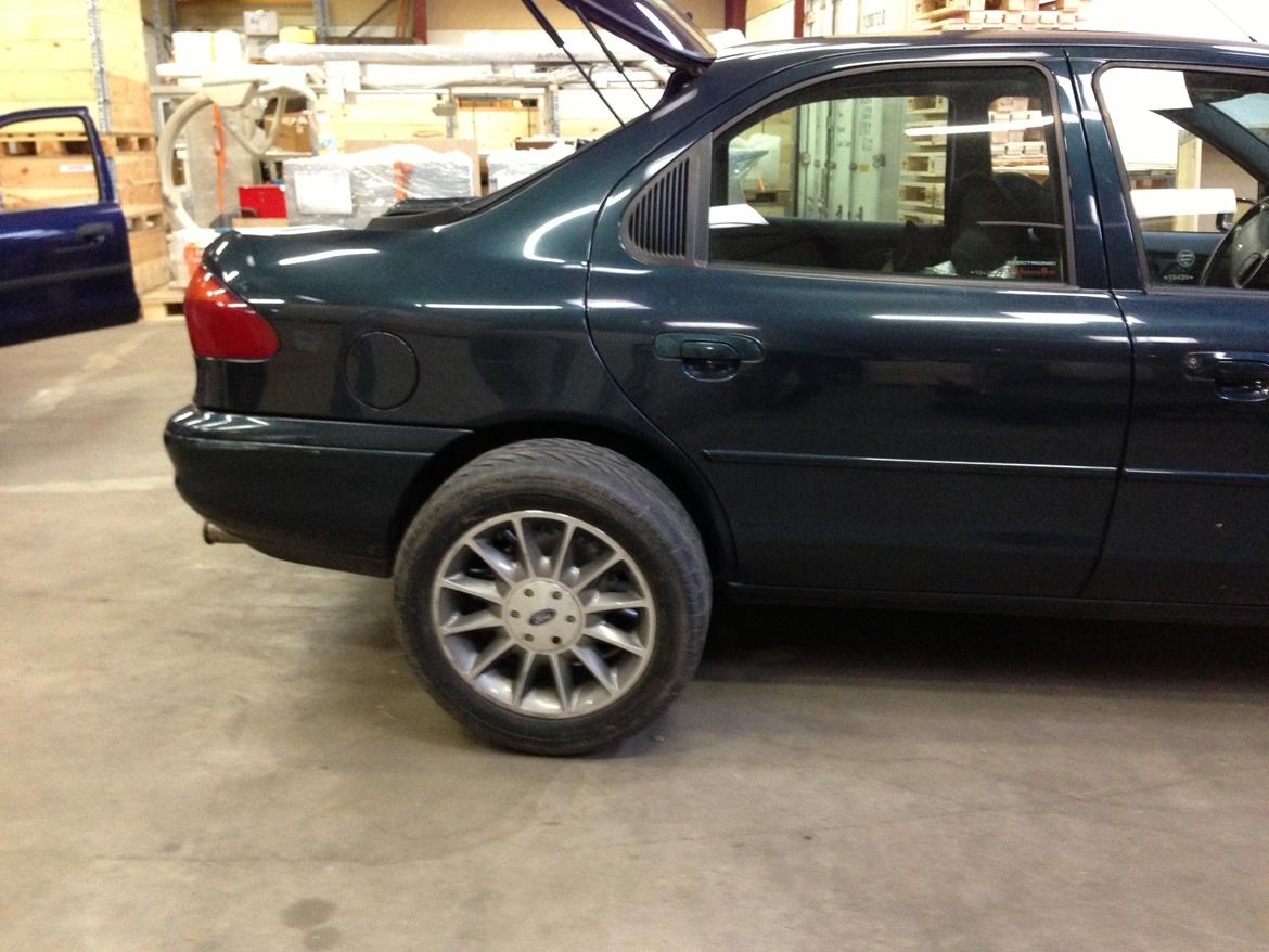 Ford Mondeo 2,5 V6 Ghia Aut. billede 17