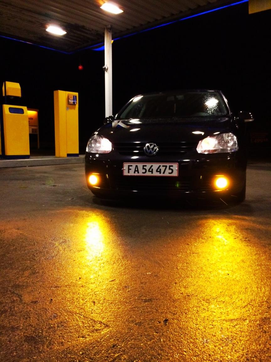 VW Golf V 1.9 TDI - 105 HK - Så skulle den lige fyldes op til de 1150 KM den kan køre på en fuld tank.. :-)  billede 11