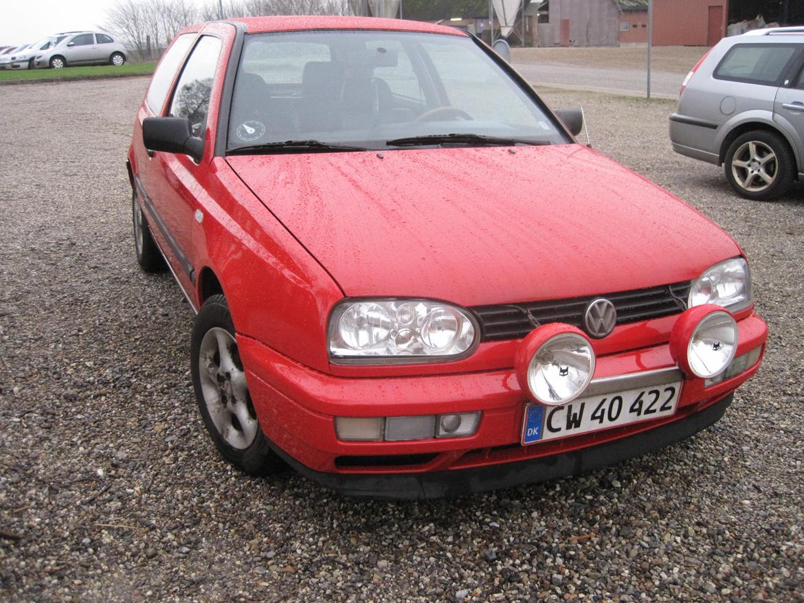 VW Golf III - Lige blevet vasket og fået voks. Ser godt ud når vandet løber hen over den nypolerede overflade. billede 1