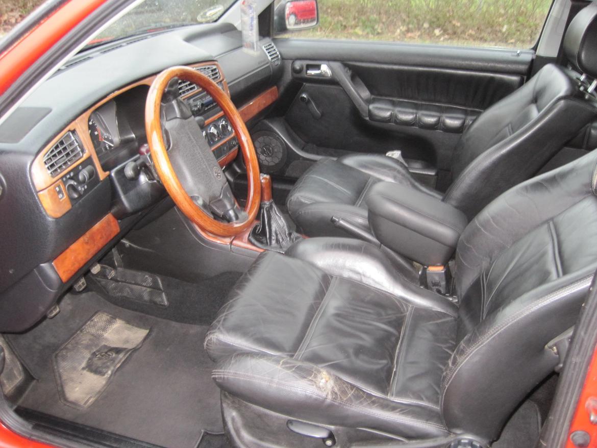 VW Golf III - Læderkabinen med træpaneler og diverse chrome ting. billede 13