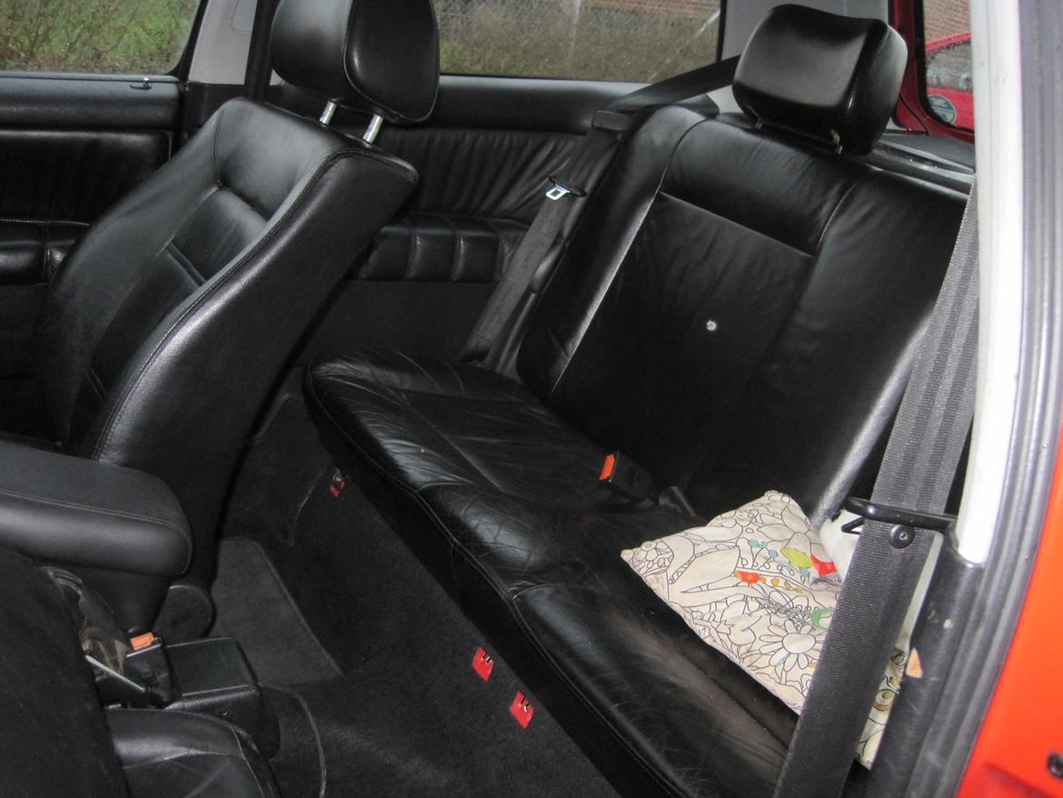 VW Golf III - Læderbagsæderne. Der er ikke hul i bagsædet der hvor der er en grå plet. Det er vist noget vand på kameraet. billede 19