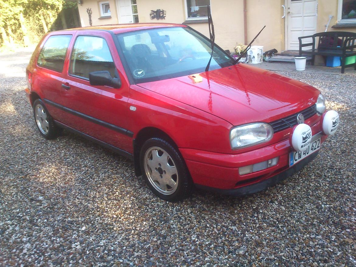 VW Golf III - Her ses den med sommerhjul og dæk. Der er også monteres S.E.V. Marchal 902 lygtecover til de lyse tider. Billedet er fra i sommers. billede 20