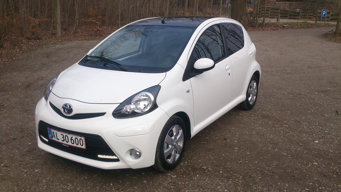 Toyota Aygo Black & White SOLGT billede 1