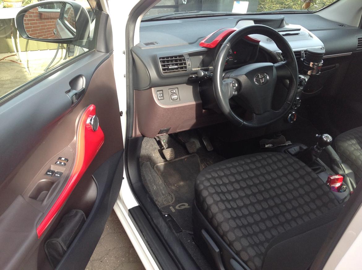 Toyota IQ - 1,4D-4D - Q2. SOLGT - Så kom der også rød folie på speedometerhuset. billede 6