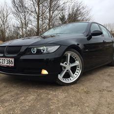 BMW E90 320i