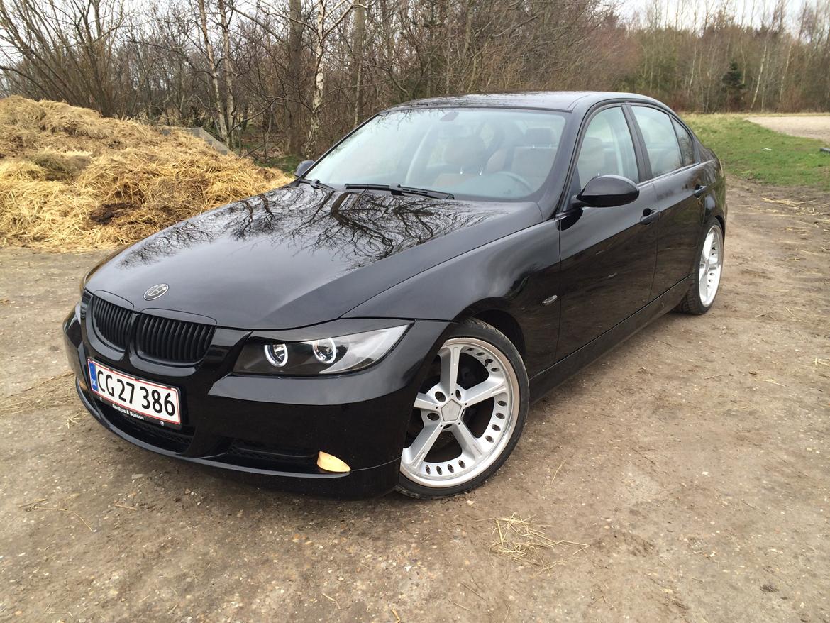 BMW E90 320i billede 1