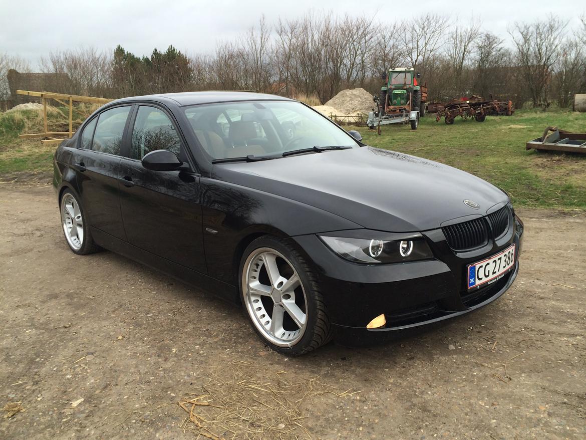 BMW E90 320i billede 4