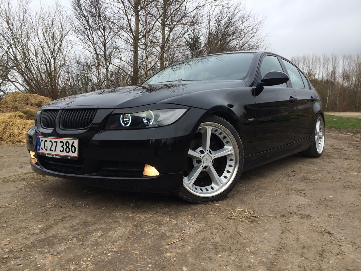 BMW E90 320i billede 2