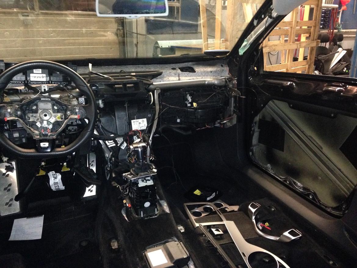 VW Passat 3C B6 R-line - billede af monter af  
indfave alt lister sort ind i bilen 
Sort Himmel monter fra B7  
seedmeter fra en B7 med fave 
R-line pedaler  billede 8