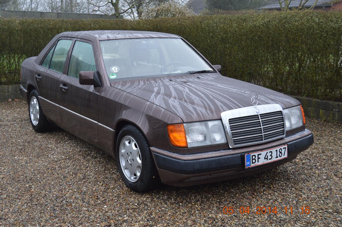 Mercedes Benz 320E W124 - 124 erens linjer er klassiske og skarpe.  billede 1