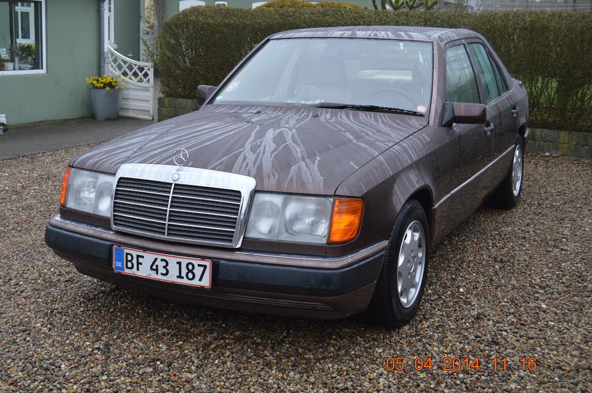 Mercedes Benz 320E W124 - Den metalbrune "Nutria" er sjælden på den her model. Jeg synes den er super fed til bilen.  billede 3