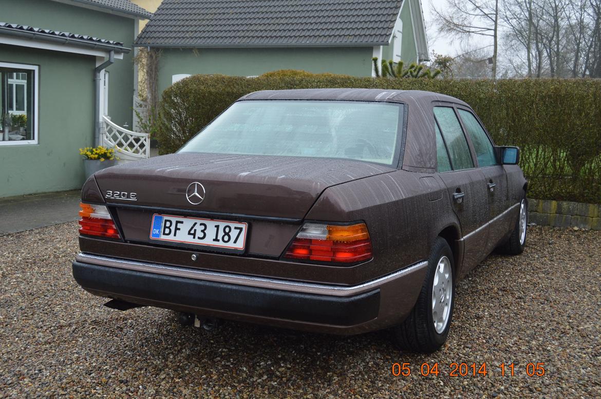 Mercedes Benz 320E W124 - Bilen er hellakeret i originalfarven. Efter 21 år var der oplakeringer og ridser hist og her.  billede 6