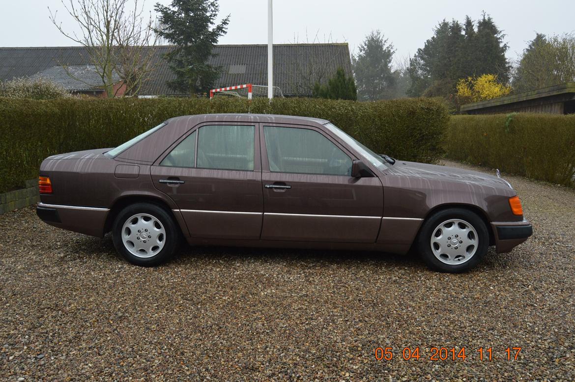 Mercedes Benz 320E W124 - Vognen virker længere end 4,74 m. Det er linjerne tror jeg.  billede 7