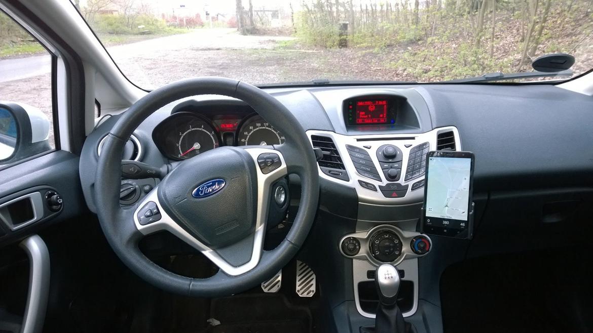 Ford Fiesta Trend - lækkert interiør - Bluetooth koblet sammen med navigation i mobilen fungere rigtigt godt! og et stk CD afspiller aldrig testet ;) billede 12