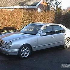 Mercedes Benz E300 D Turbo solgt