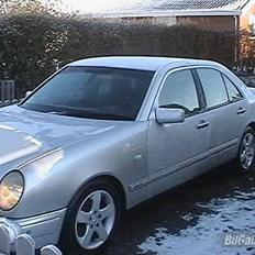 Mercedes Benz E300 D Turbo solgt