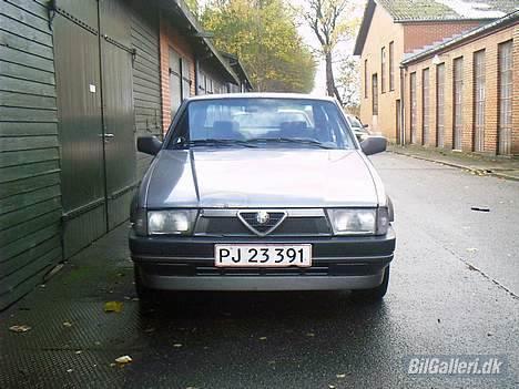 Alfa Romeo 75 -SOLGT- - ond det er den!! :-) billede 1
