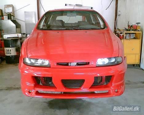 Fiat Bravo HGT-T Solgt - her henger den på liften lige samlet efter den har været til maler billede 10