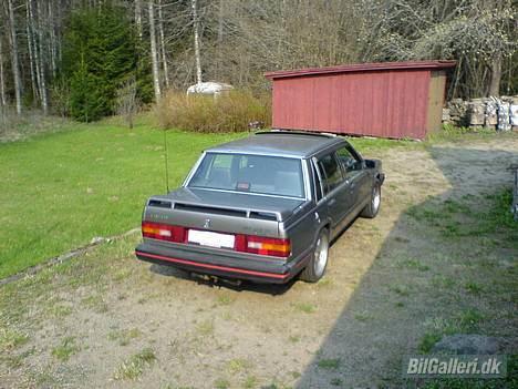 Volvo 740 - Bilen i det svenske med sine sommer fælge på... meget fed vinkel synes jeg.. man kan liiige ane der er lidt bred fægkant synes jeg.. hehe billede 4
