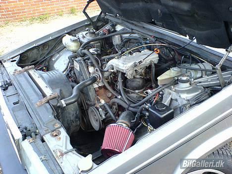 Volvo 740 - maskinrummet... se lige luftfilteret... hehe.. skal have fundet et andet det er noget billigt lort..  billede 6