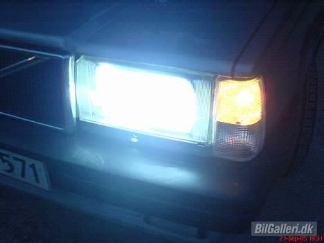 Volvo 740 - Her kan man se forskellen på alm gløde pære og Xenon, Det er volvo´s kørelys der sidder der ved siden af de pære har jeg bare pillet ud da det ser for fjollet ud billede 10