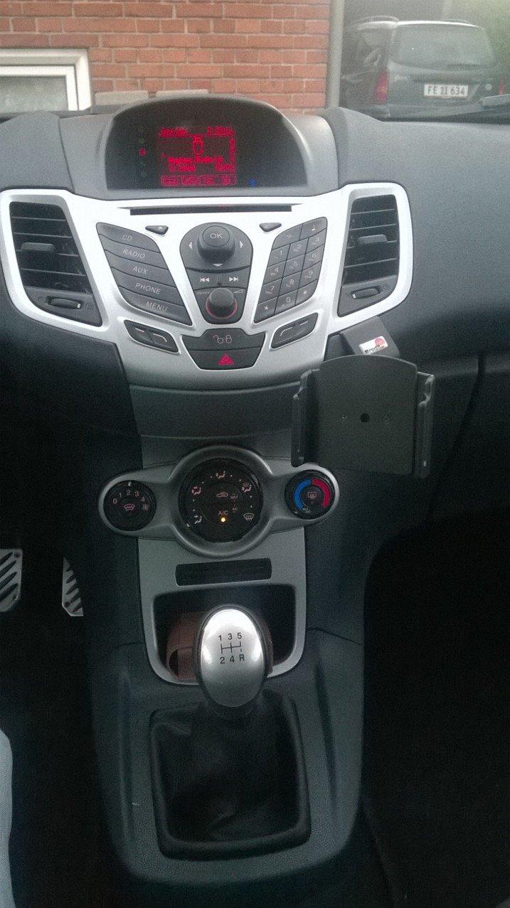 Ford Fiesta Trend - Brodit holder til min mobil, bliver brugt flittig når jeg har brug for GPS sammen med tunein igennem bluetooth billede 15