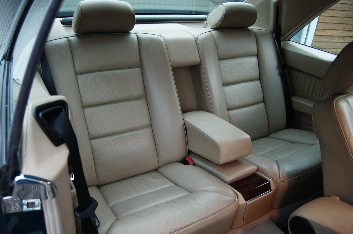 Mercedes Benz E320 CE - Bagsæderne, dog er der ikk meget benplads når man først har sat sig til rette på førersædet og passagersædet. Men bliver sjældent benyttet. :-) billede 17