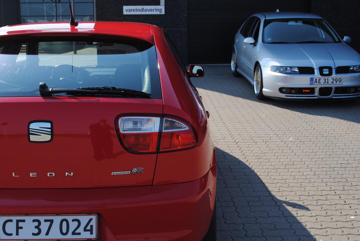 Seat Leon 1,9 TDI Top Sport 150 hk - på photoshot med en kammerat, rød leon 1,8T CUPRA billede 19