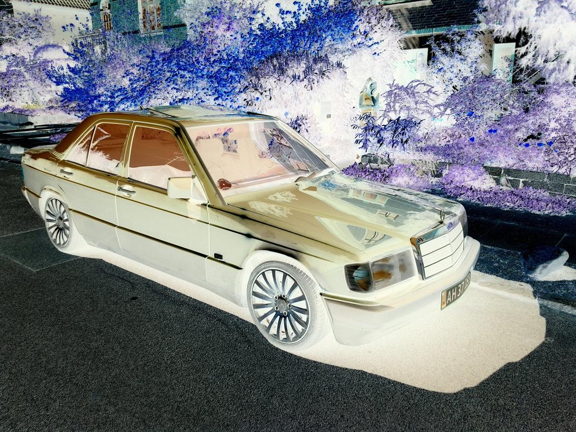 Mercedes Benz 190D - Nej, det er ikke bilens farve, det er kameraeffekten :D billede 4