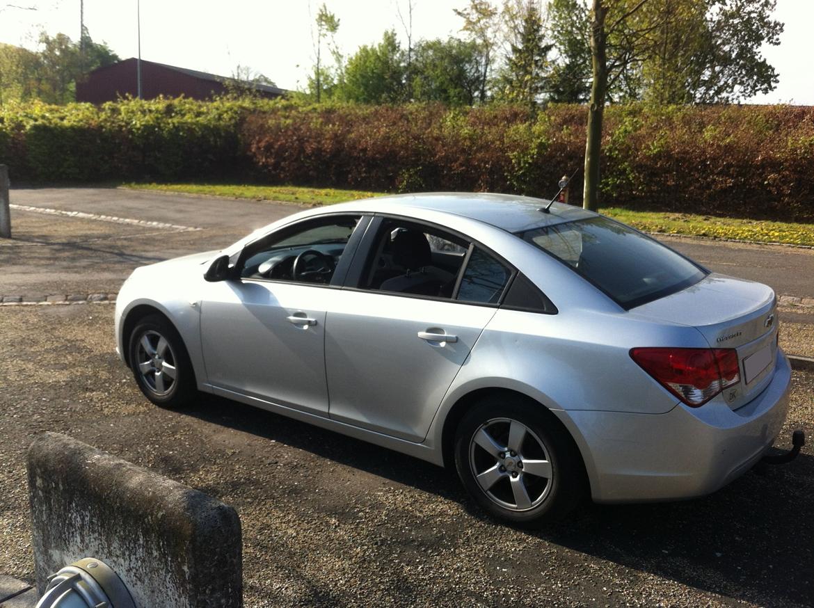 Chevrolet Cruze 1.8 LS - Synes lyset på dette billede giver et godt spil med designet af bilen. billede 4