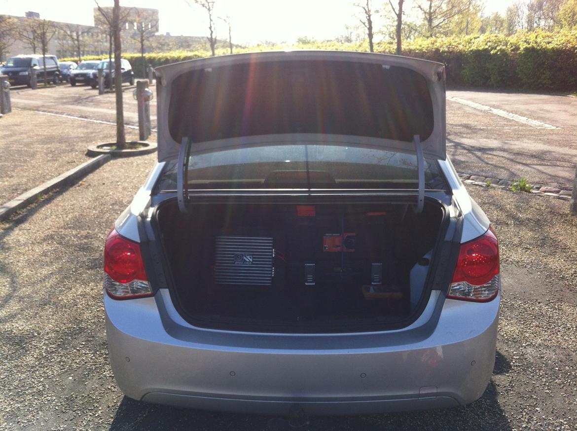 Chevrolet Cruze 1.8 LS - Selvom der er Subwoofer og værktøjskasse, er der stadig plads til skoletaske, arbejdstaske og fitnesstaske. Dejligt :) billede 13