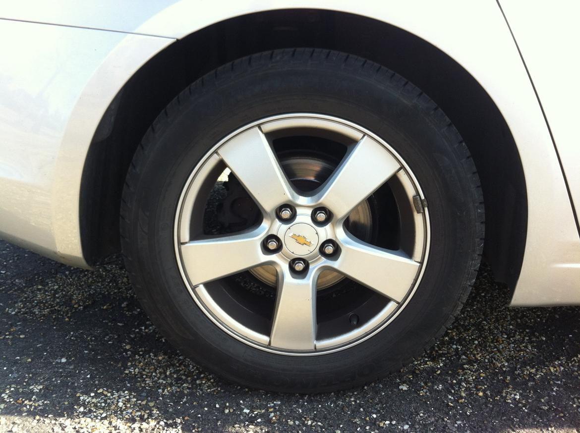 Chevrolet Cruze 1.8 LS - Kedelige grå Alufælge, som forhåbentlig snart bliver malet sorte. billede 15