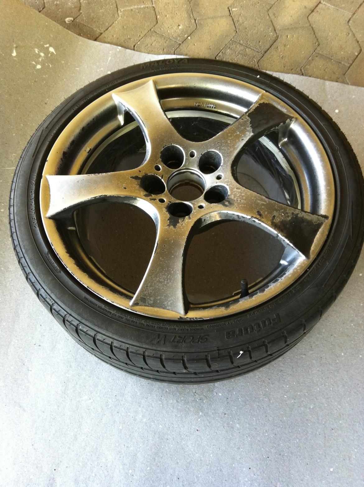 Skoda Fabia Combi - En af de 4 Alutec fælge - der er godt brugt og trænger til lidt ny farve. billede 8