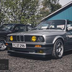 BMW E30 320i