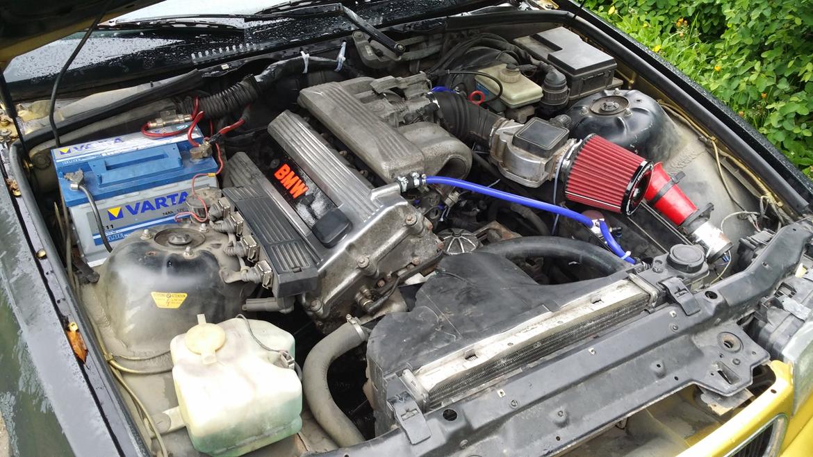 BMW E36 318is - catch-tanken blir placeret andet sted end luftfilterkassen  billede 14