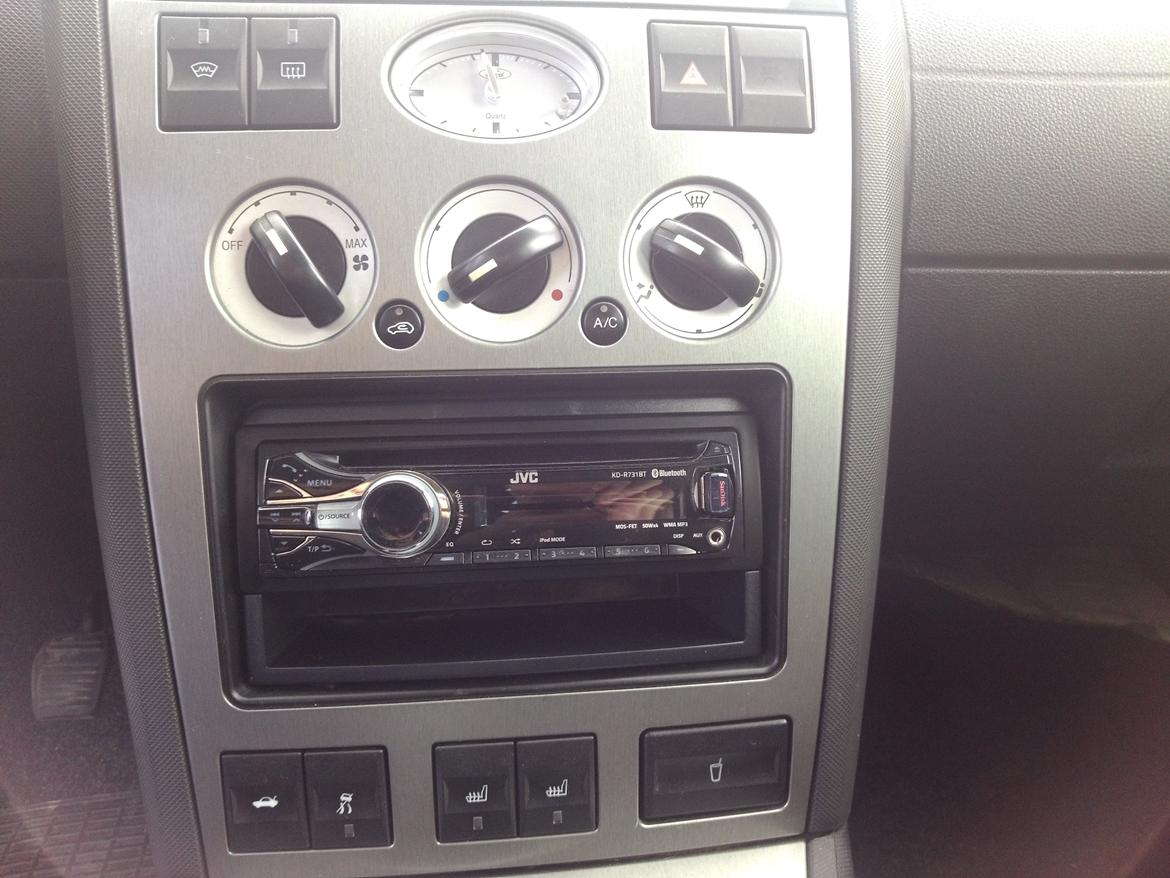 Ford Mondeo 2,5 V6 Trend - Efter at have skiftet centerkonsol, da der var skåret i den originale for at få plads til en klodset 2DIN radio som ikke kunne være der alligevel, så blev resultatet tilfredstillende med den nye radio synes jeg... billede 7